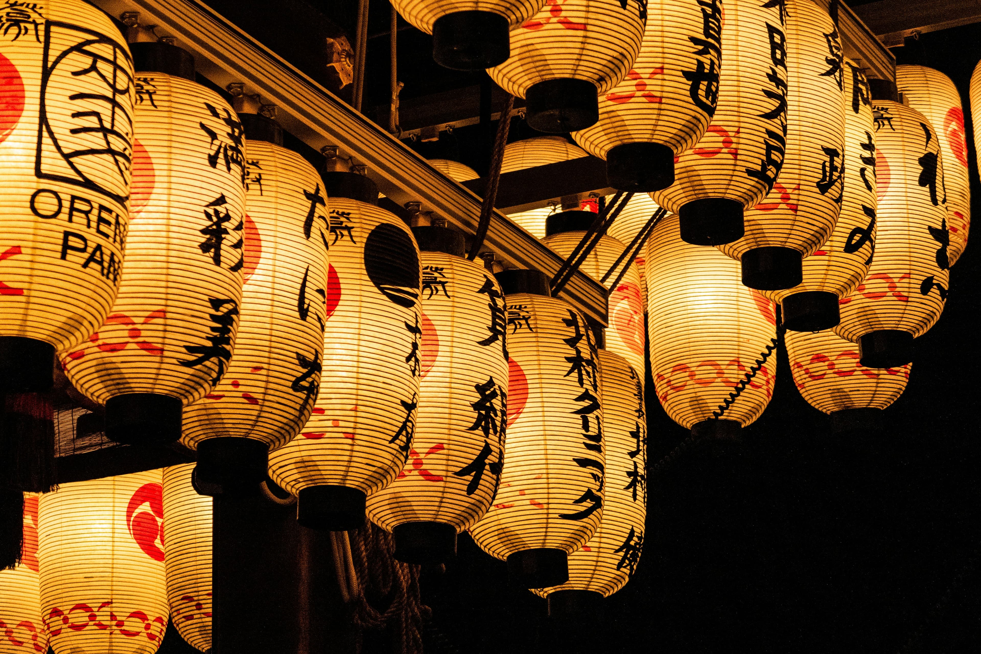夜の提灯の壁。無数の灯りが商店街にともる。